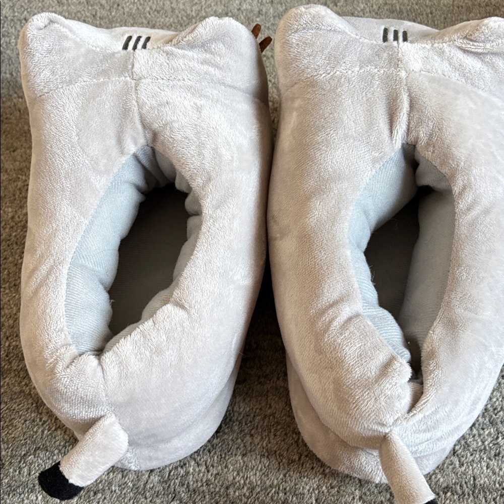 Pusheen cat slippers. - Picture 2 of 3